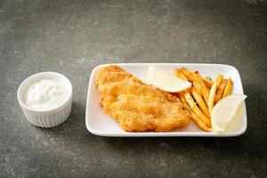 fish and chips - filet de poisson frit avec chips de pommes de terre photo