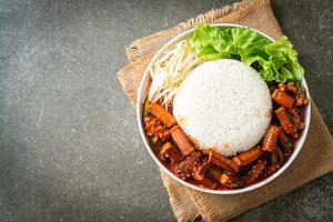 calamars ou poulpes sautés avec bol de riz sauce coréenne épicée