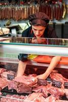 boucher's hands holding morceau de viande dans la boutique photo