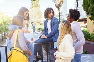 groupe multiethnique d'étudiants parlant dans la rue photo