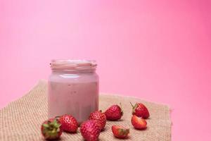 yaourt aux fraises, concept d'aliments et de boissons sains. photo