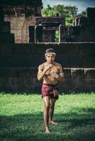 un boxeur a attaché une corde dans sa main et a effectué un combat, les arts martiaux du muay thai. photo