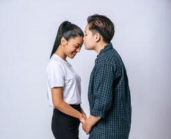 les couples de femmes se tiennent debout et la joue parfumée. photo