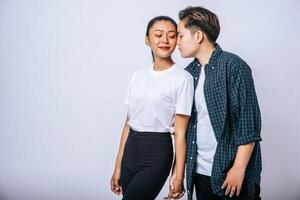 deux femmes aimantes debout et se tenant la main. photo