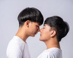 deux hommes amoureux portant des t-shirts blancs se regardèrent. photo