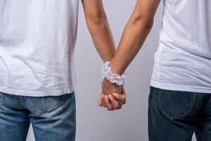 deux hommes qui s'aiment se tiennent main dans la main. photo