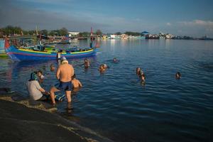 probolinggo mayang. mars 2020, les gens se baignent sur la plage qui, selon eux, peuvent guérir de nombreuses maladies
