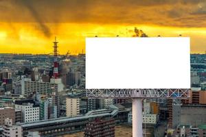grand panneau d'affichage vierge prêt pour une nouvelle publicité avec coucher de soleil photo