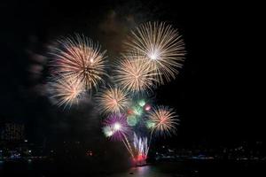 feux d'artifice colorés de différentes couleurs la nuit avec concept de célébration et d'anniversaire photo