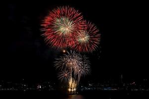 feux d'artifice colorés de différentes couleurs la nuit avec concept de célébration et d'anniversaire photo