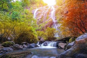 La cascade de khlong lan est une belle cascade dans la jungle de la forêt tropicale en thaïlande photo