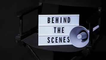 chaise de réalisateur avec boîte à lumière de bannière derrière la scène. photo