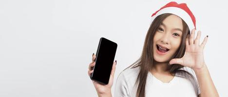 femme asiatique avec un smartphone à la main qui pose comme un selfie ou un appel vidéo