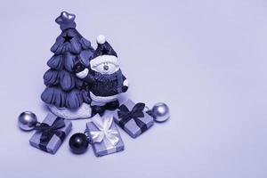 carte de Noël. arbre du nouvel an avec un bonhomme de neige et des cadeaux sur un fond très péri. gros plan, espace de copie photo