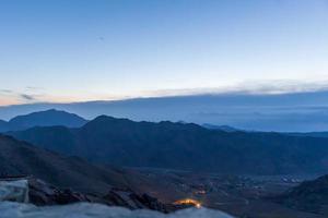 lever de soleil sur la montagne photo