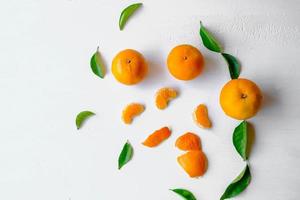 fruit orange frais sur fond blanc photo