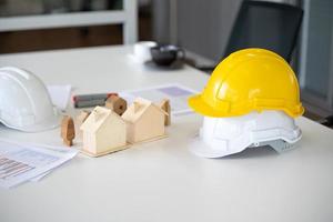 casque de sécurité sur le projet de construction de maison d'ingénieur de bureau photo