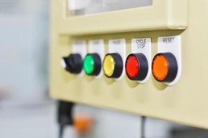 boutons pour contrôler le fonctionnement des machines dans l'industrie manufacturière photo