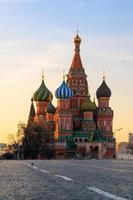 Cathédrale Saint-Basile sur la place rouge au lever du soleil à Moscou en Russie photo