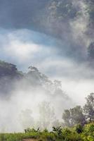 brume étonnante se déplaçant sur les montagnes naturelles pendant le lever du soleil dans la région des montagnes en thaïlande.