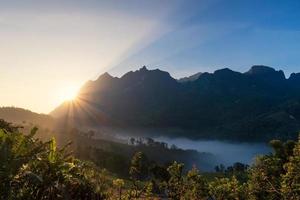 montagne doi luang chiang dao pendant le coucher du soleil, la célèbre montagne à visiter à chiang mai, en thaïlande.