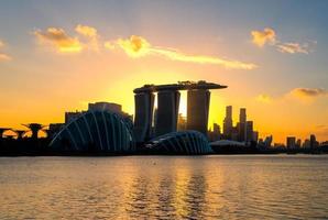 vue sur la ville de singapour du quartier des affaires du centre-ville depuis le barrage de la marina pendant le coucher du soleil à singapour.