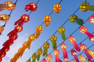 belles lanternes colorées au festival des lanternes yee peng à wat phra that hariphunchai à lamphun, en thaïlande. photo