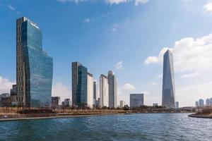 vue sur le paysage urbain d'un immeuble de bureaux et d'affaires moderne dans une ville intelligente en corée. photo