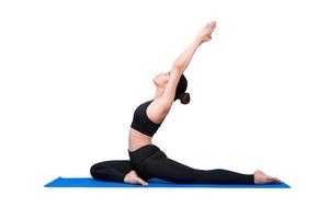 femme en bonne santé exerçant le yoga isolé avec un tracé de détourage sur fond blanc. conception de photo pour femme sportive de remise en forme et concept de soins de santé.