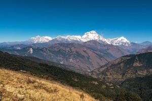 vue sur la nature de la chaîne de montagnes himalayenne le long de la route de randonnée de pooh hill au népal. photo