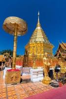 wat phra that doi suthep avec ciel bleu à chiang mai. le lieu touristique attrayant pour les touristes et l'emblème de chiang mai, thaïlande