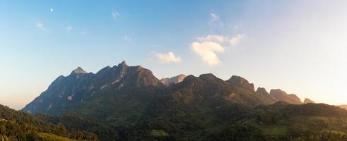 vue panoramique sur la montagne doi luang chiang dao pendant le coucher du soleil, la célèbre montagne à visiter à chiang mai, en thaïlande. photo