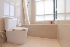 intérieur de la salle de bain à la maison au design moderne avec douche et toilettes photo