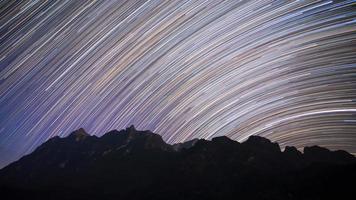 star trails sur doi luang chiang dao montagne la nuit, la célèbre montagne pour les touristes à visiter à chiang mai, thaïlande. photo