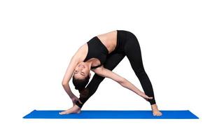 femme en bonne santé exerçant le yoga isolé avec un tracé de détourage sur fond blanc. conception de photo pour femme sportive de remise en forme et concept de soins de santé.