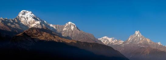 Vue panoramique sur la nature de la chaîne de montagnes de l'Himalaya avec un ciel bleu clair au Népal photo