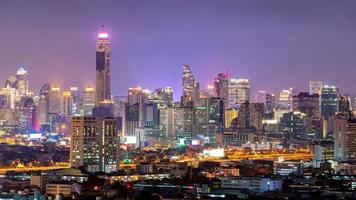 Vue sur la ville d'un immeuble d'affaires de bureaux modernes à bangkok, en thaïlande. photo