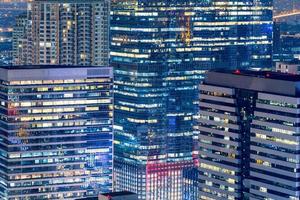 horizon de bâtiment moderne à la zone d'affaires dans le grand centre-ville la nuit photo