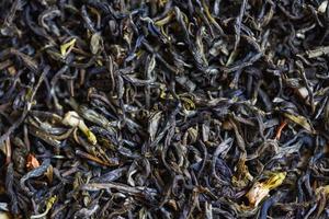 fond de thé sec chinois, thé au jasmin séché pour infuser du thé, thé noir à la feuille photo