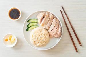 riz au poulet hainanais ou riz cuit à la vapeur avec soupe au poulet photo