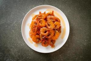 les crevettes douces sont un plat thaï qui cuisine avec de la sauce de poisson et du sucre
