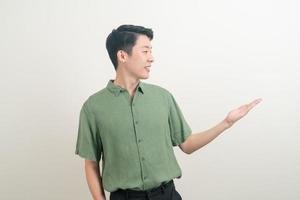 homme asiatique avec la main pointant ou présentant sur fond blanc photo