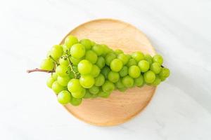 raisin vert frais sur plaque de bois