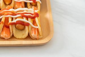 rouleau de crêpes plat avec saucisse et bâtonnet de crabe photo