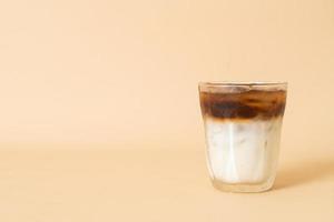 café glacé avec couche de lait en verre photo