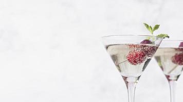 cocktail de boissons alcoolisées avec espace copie framboise photo