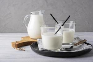 récipients de service en verre avec du lait. alimentation saine et diététique photo