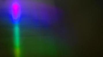 texture de réfraction de superposition de lumière arc-en-ciel holographique naturel diagonal sur noir. photo