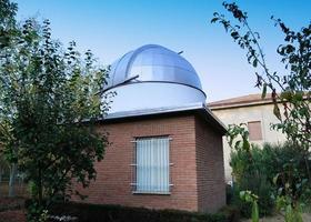 dôme d'observatoire astronomique pour un grand télescope optique. photo