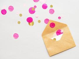 enveloppe, carte vierge et confettis photo